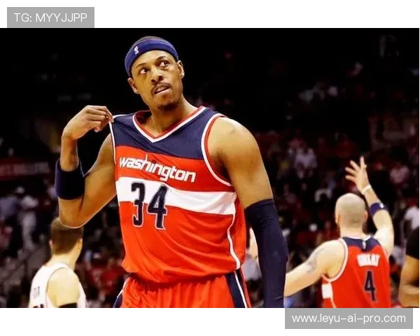 皮尔斯无球跑动拉开空间，改变对手防守布局