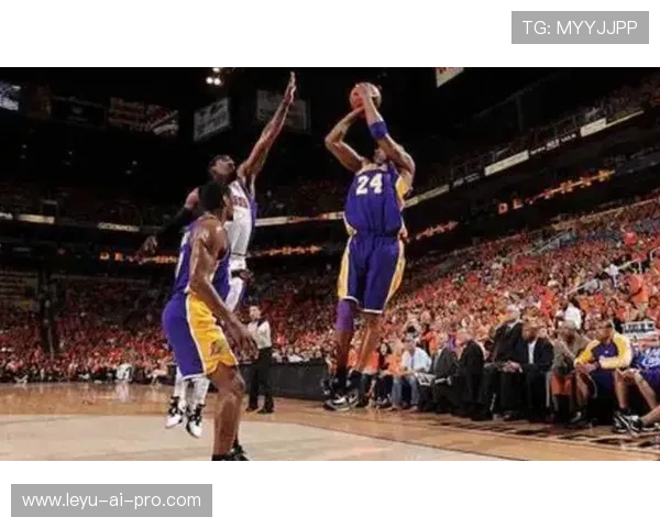 纳什传球组织助力湖人，关键时刻提升球队进攻节奏